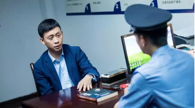 张译、张国立、李建义领衔都市情感剧《我的亲爹和后爸》今晚重磅播出! 张译、张国立、李建义领衔都市情感剧《我的亲爹和后爸》今晚重磅播出!