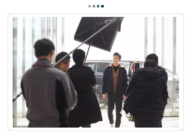 探班网剧《走起！我的天才街坊》 韩东君牵手彭小苒开启甜虐模式