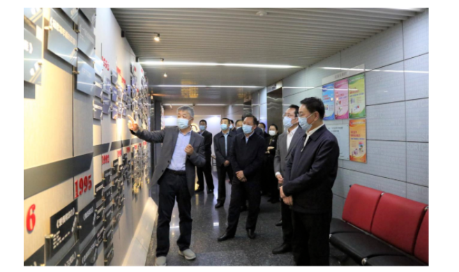 省委常委、宣传部部长白玉刚一行到色情视频
调研