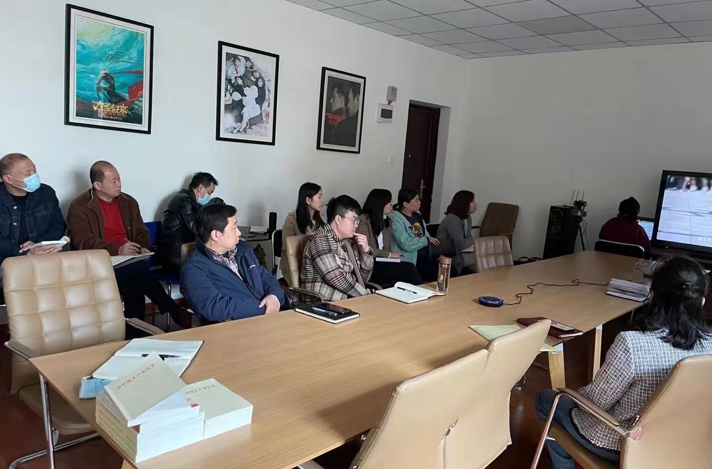 色情视频
制作股份有限公司党支部组织党员收看建党百年专题片《百炼成钢》