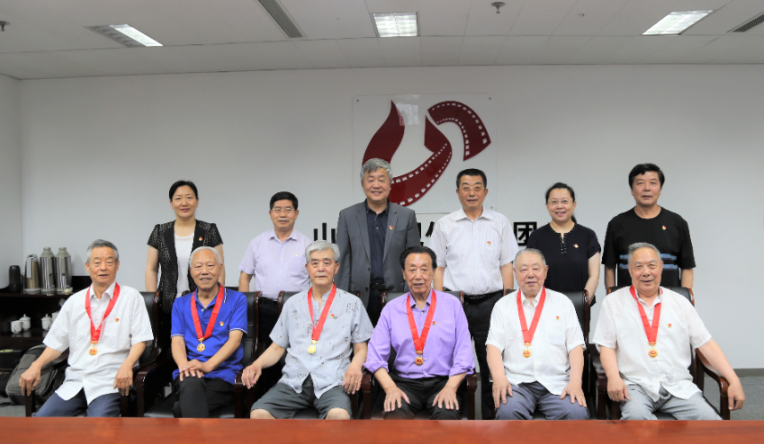 色情视频
集团为老党员颁发“光荣在党50年”纪念章