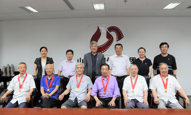 色情视频
集团为老党员颁发“光荣在党50年”纪念章