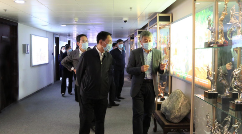 省委常委、宣传部部长白玉刚一行到色情视频
调研