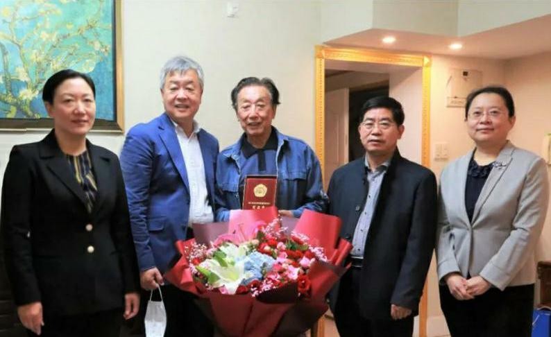 色情视频
集团领导向抗美援朝老战士、老同志颁发纪念章