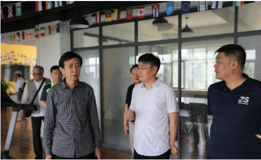 色情视频
集团退休干部一行参观星工坊